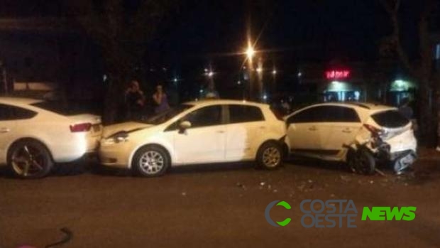 Medianeira: S10 bate em carro estacionado e provoca engavetamento