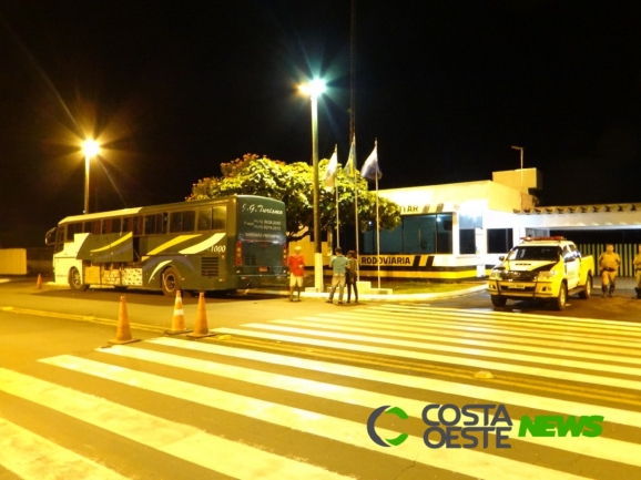 PRE de Santa Helena apreende ônibus com grande quantidade de produtos de origem paraguaia
