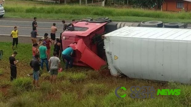 Carreta tomba às margens da BR 277