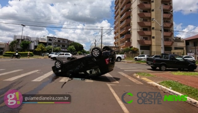 Veículo capota após grave acidente no centro de Medianeira