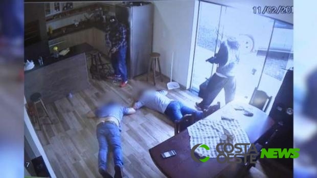 Filho é assassinado e pai fica gravemente ferido dentro de empresa na região
