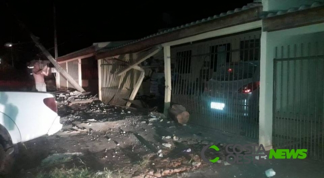 Adolescente tenta fugir com carro furtado, mas bate em poste e atinge três casas