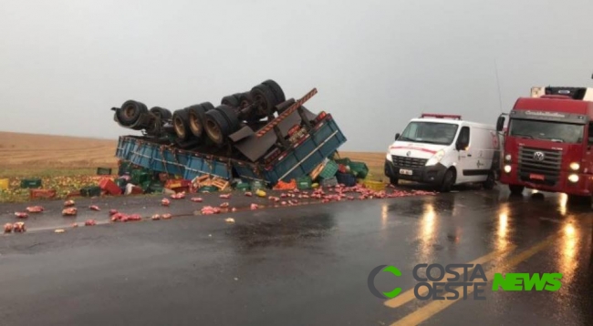 Motorista morre e duas pessoas ficam feridas após capotamento na PR-486