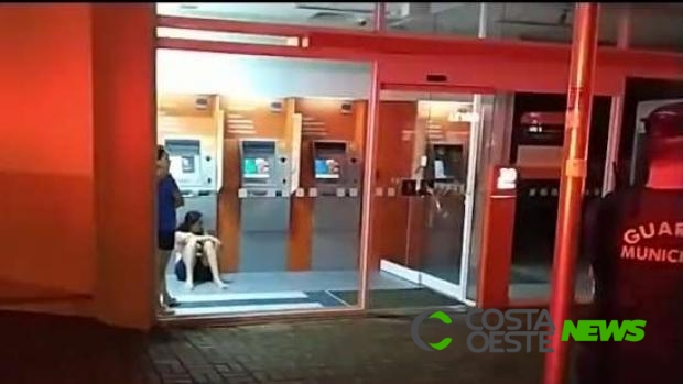 Clientes ficam presos em agência bancária em Foz do Iguaçu