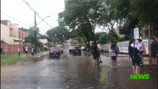 Após forte chuva, ruas ficam alagadas em Foz do Iguaçu