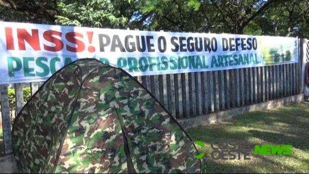 Sem seguro, pescadores fazem acampamento no INSS de Foz