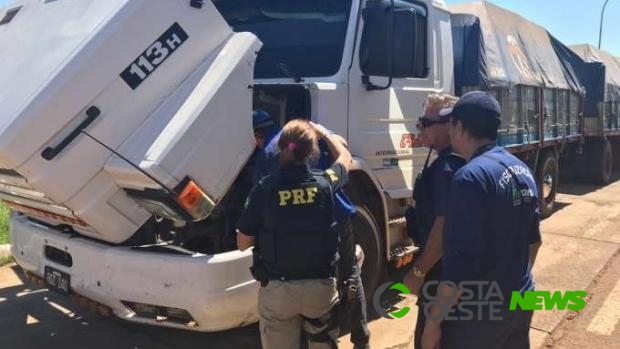 Carretas e caminhões são fiscalizados em operação na aduana Brasil/Argentina