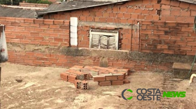Criança de um ano e meio fica ferida após parte de muro cair em cima dela