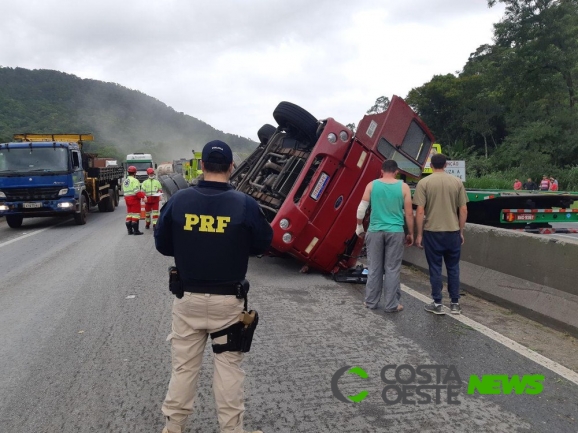 Caminhão carregado de cimento tomba em acidente na BR-277