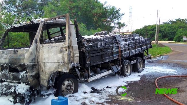 Caminhão é completamente destruído pelo fogo na fronteira