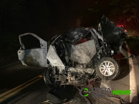 Carro pega fogo e homens armados morrem ao fugir de abordagem na PR-082