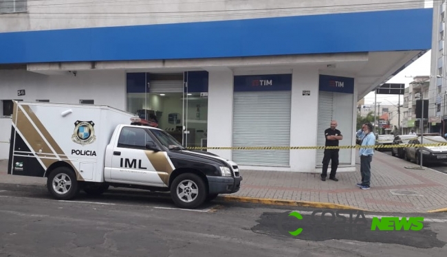 Polícia mata um e prende três suspeitos de assaltar loja de celulares