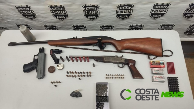 Armas são apreendidas e mãe e filho detidos no interior de Santa Helena