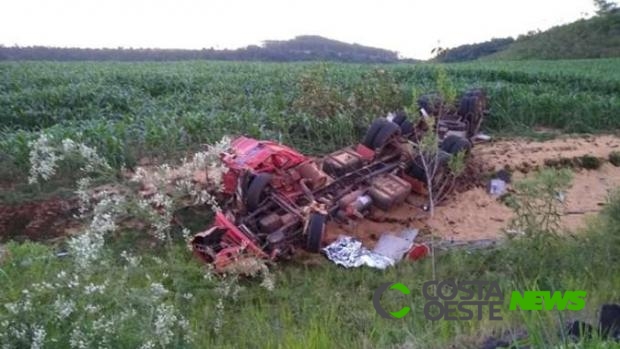 Motorista morre ao tombar caminhão carregado com farelo na BR 163