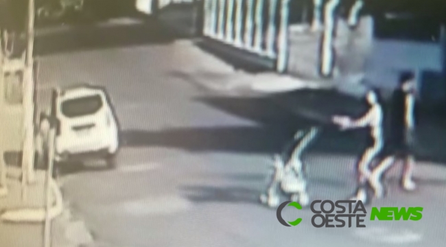 Paraná: Mãe joga carrinho contra calçada e bebê cai no chão