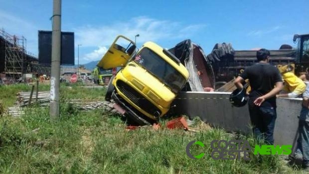 Motorista morre ao ser ejetado e atropelado pelo próprio caminhão