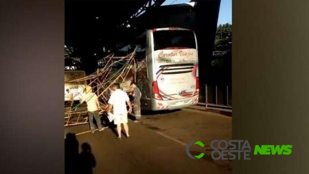 Andaime desaba em cima de ônibus na aduana em Cidade do Leste
