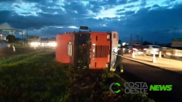 Carreta tomba na BR-277 e motorista morre no acidente em Candói