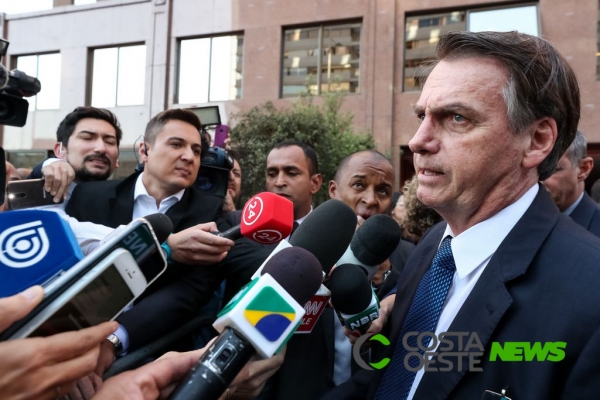 Após bate-boca com presidente da Câmara, Bolsonaro recebe líder do governo