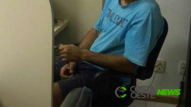 Homem é flagrado se masturbando em frente à escola 