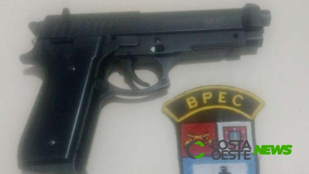 Jovem causa pânico com simulacro de pistola dentro de escola em Foz do Iguaçu