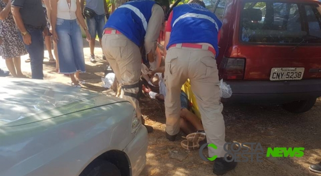 Motociclista bate em carro, é prensado e fica ferido