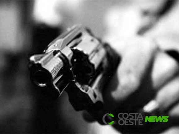 Homem tem caminhonete roubada e passa horas em poder de bandido armado 