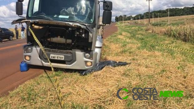 Homem morre atropelado por caminhão na PR 486