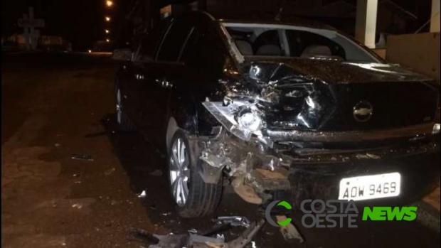 Condutor de F 250 foge após atingir dois carros estacionados