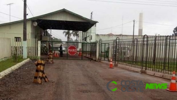 Foragido tenta atropelar policiais e acaba baleado na porta de penitenciária