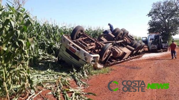 Caminhão carregado com 13,9 toneladas capota na PR 491 