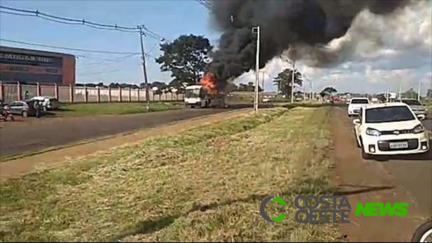??nibus é consumido pelo fogo na marginal da BR 277