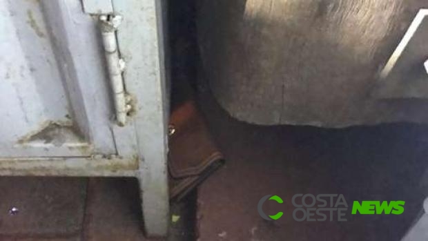 Homem detido sai da delegacia para mostrar onde escondeu carteira furtada