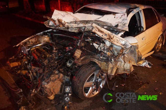 ??nibus tomba após colisão com carro e sete pessoas ficaram feridas
