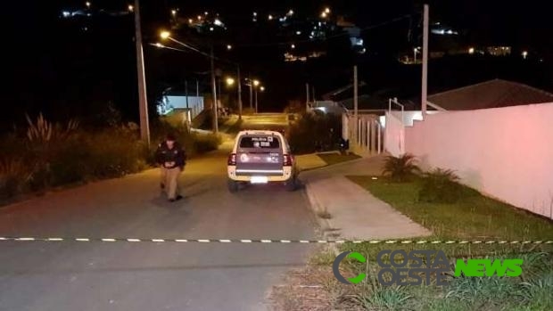 Bandidos invadem casa e abrem fogo contra padrasto e enteado