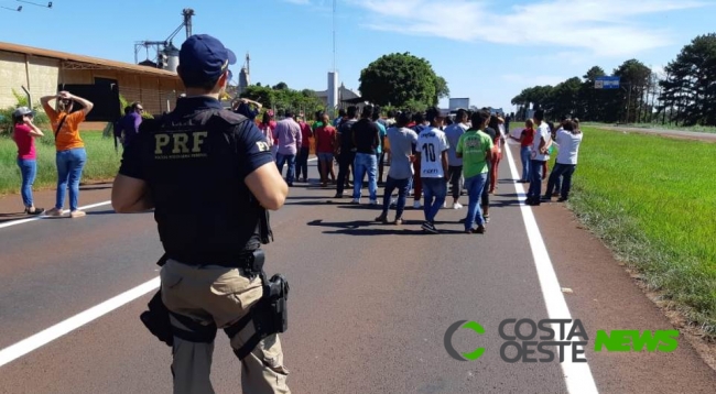 Indígenas protestam contra a municipalização da saúde na BR 277