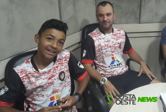 Sonhando em ajudar família, menino do Bairro Nazaré fará teste no Atlhetico Paranaense  no próximo sábado (23)