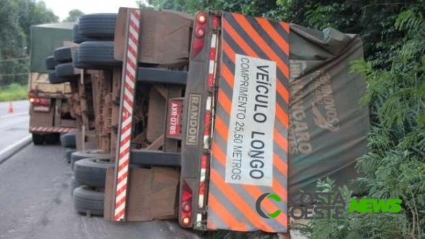 Semirreboque carregado de fertilizantes tomba na BR 163