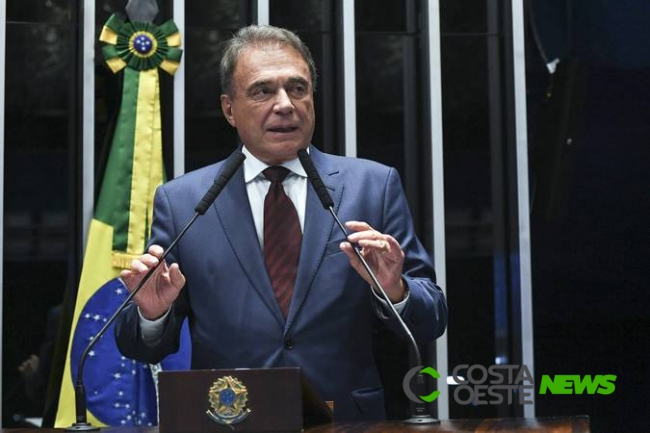 Álvaro Dias apresenta PEC que diminui número de senadores