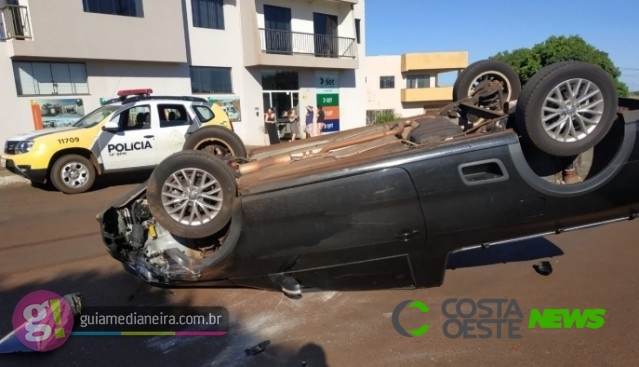 Ao desviar de ciclista, Saveiro capota após colidir em veículo estacionado