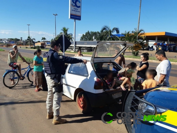 PRF flagra carro com três crianças no porta-malas e ciclista tracionado por corda no Paraná