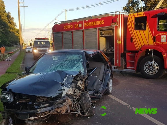 Motorista perde controle do carro e bate em poste