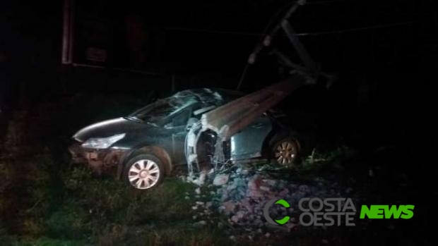 C4 Pallas fica destruído e casal se fere em forte batida contra poste na BR 163
