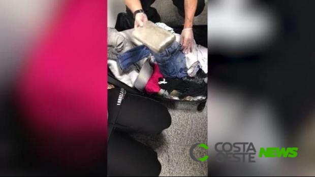 Mulher é presa transportando cocaína em bagagem no aeroporto de Foz