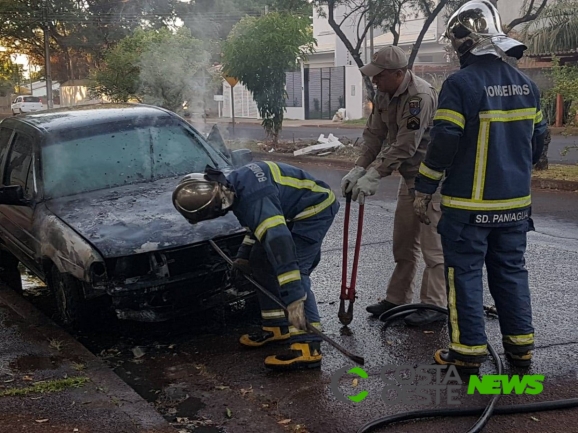 Bombeiros são acionados e evitam explosão em veículo que pegou fogo