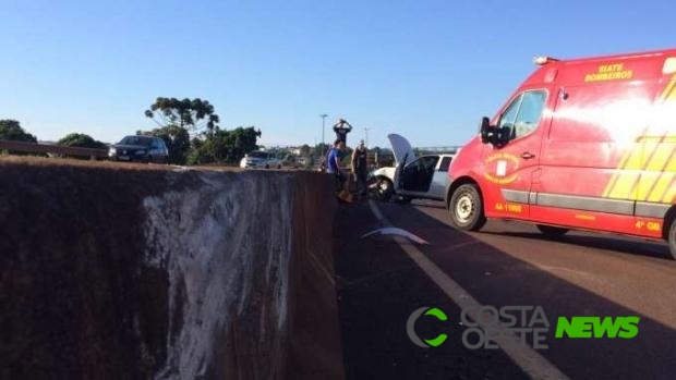 Jovem fica ferida em acidente entre carros na PRC 467