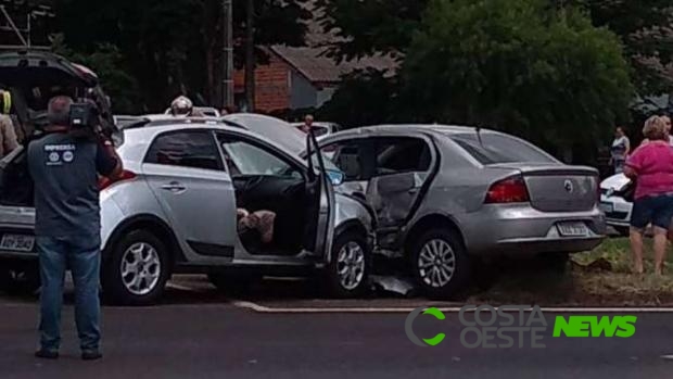 Cinco pessoas ficam feridas em acidente entre carros na BR 369