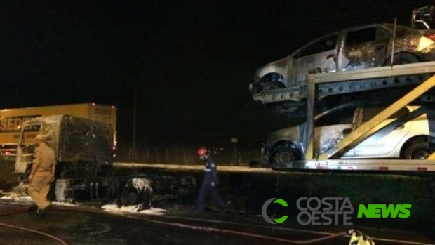 Caminhão cegonha pega fogo e danifica carros na BR 116