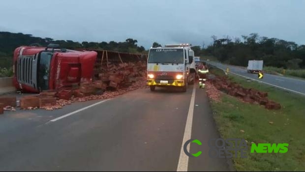 Caminhão carregado com batatas tomba na BR 376