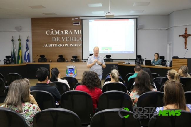 Professores participam de capacitação abordando símbolos da região